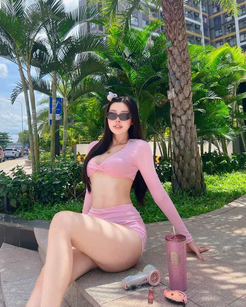 gái xinh pinky tạo dáng gợi cảm