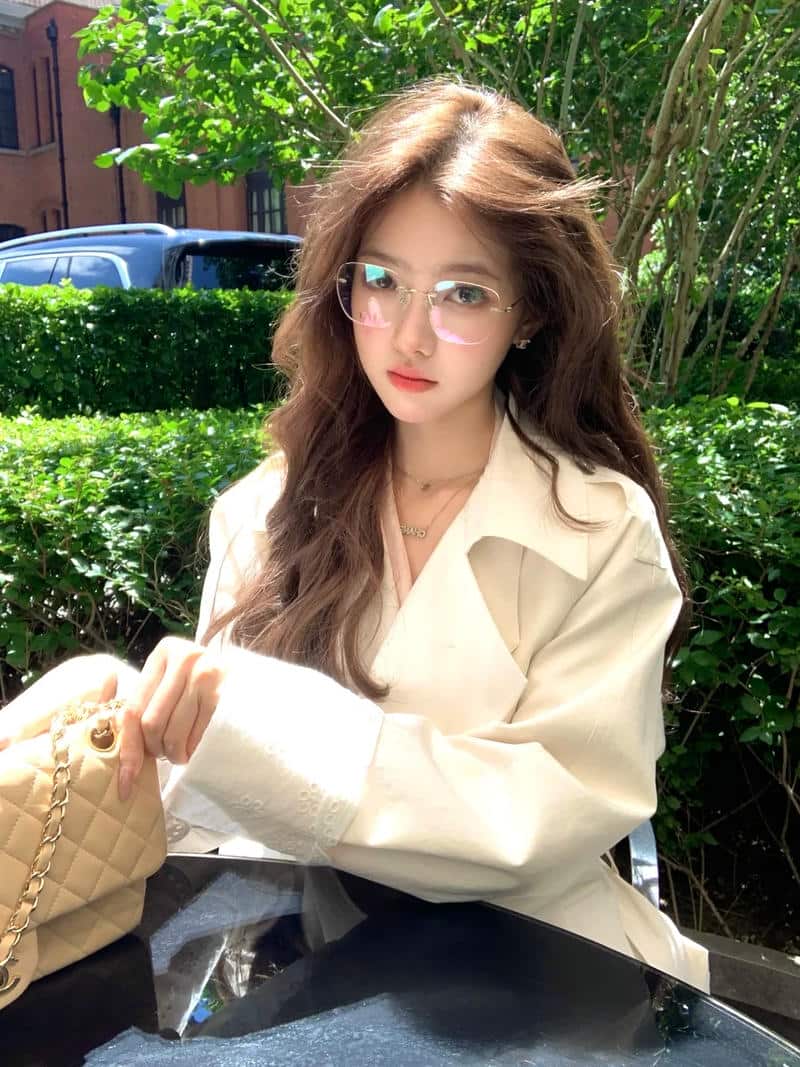 gái xinh tóc dài đeo kính cute