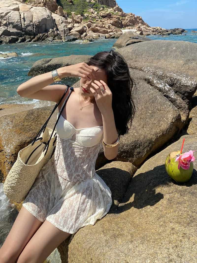 girl quyến rũ với váy lưới