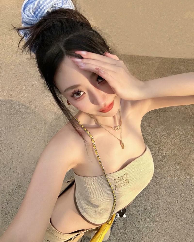 girl xinh che mặt dáng đứng sexy