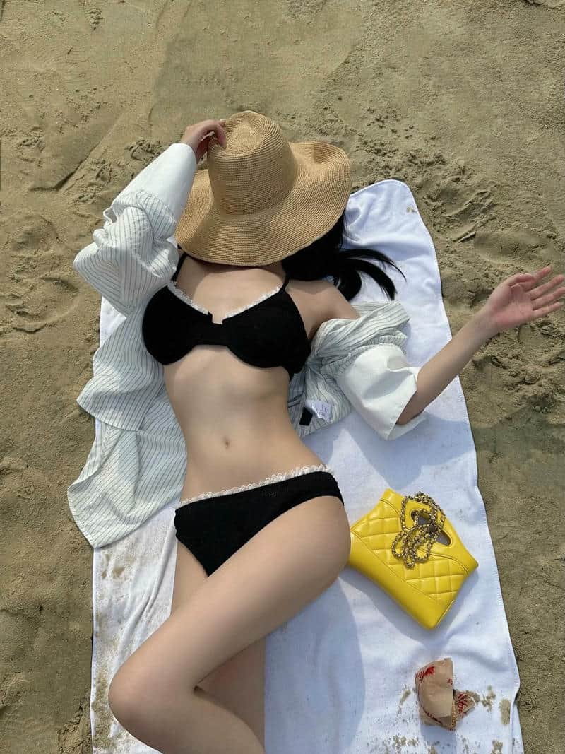 girl xinh che mặt dáng nóng bỏng