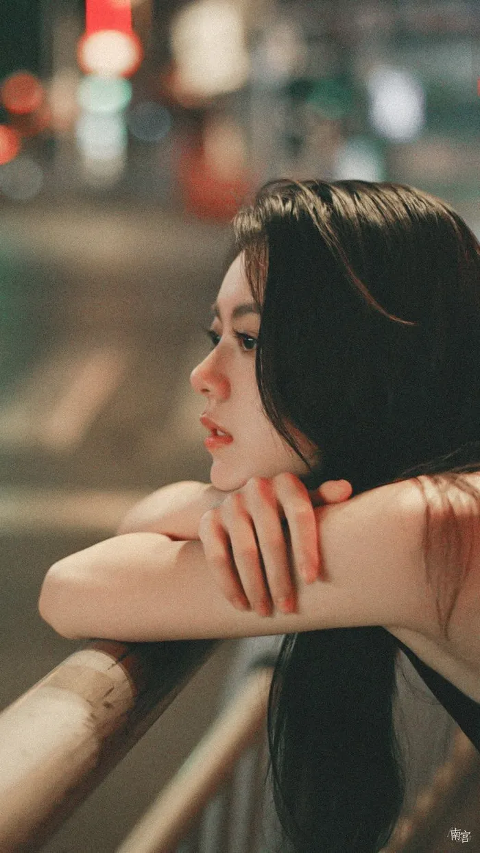 hot girl tâm trạng