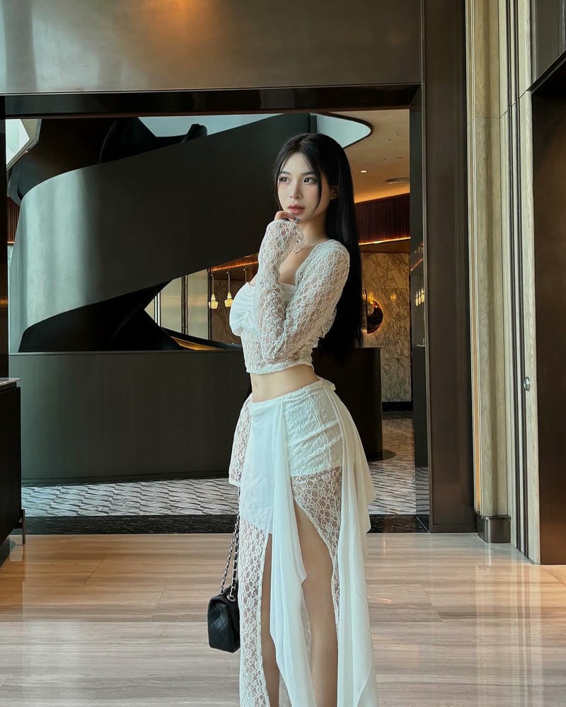 hot girl váy lưới nổi bật