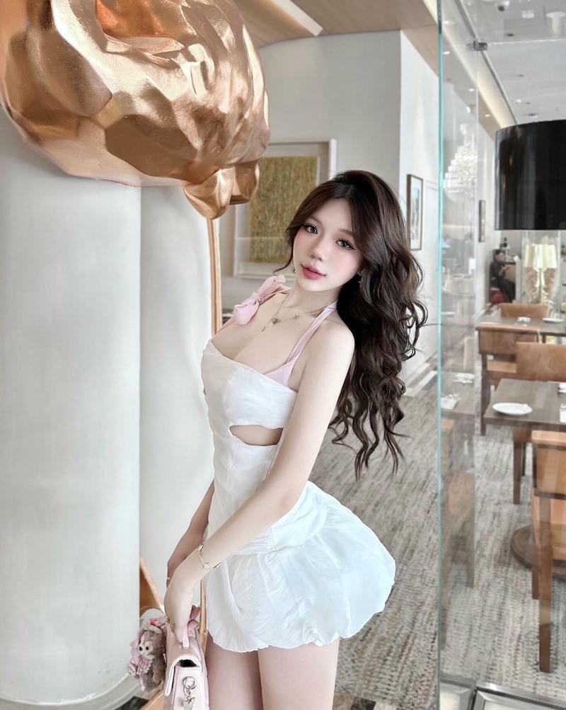 hot girl váy ngắn