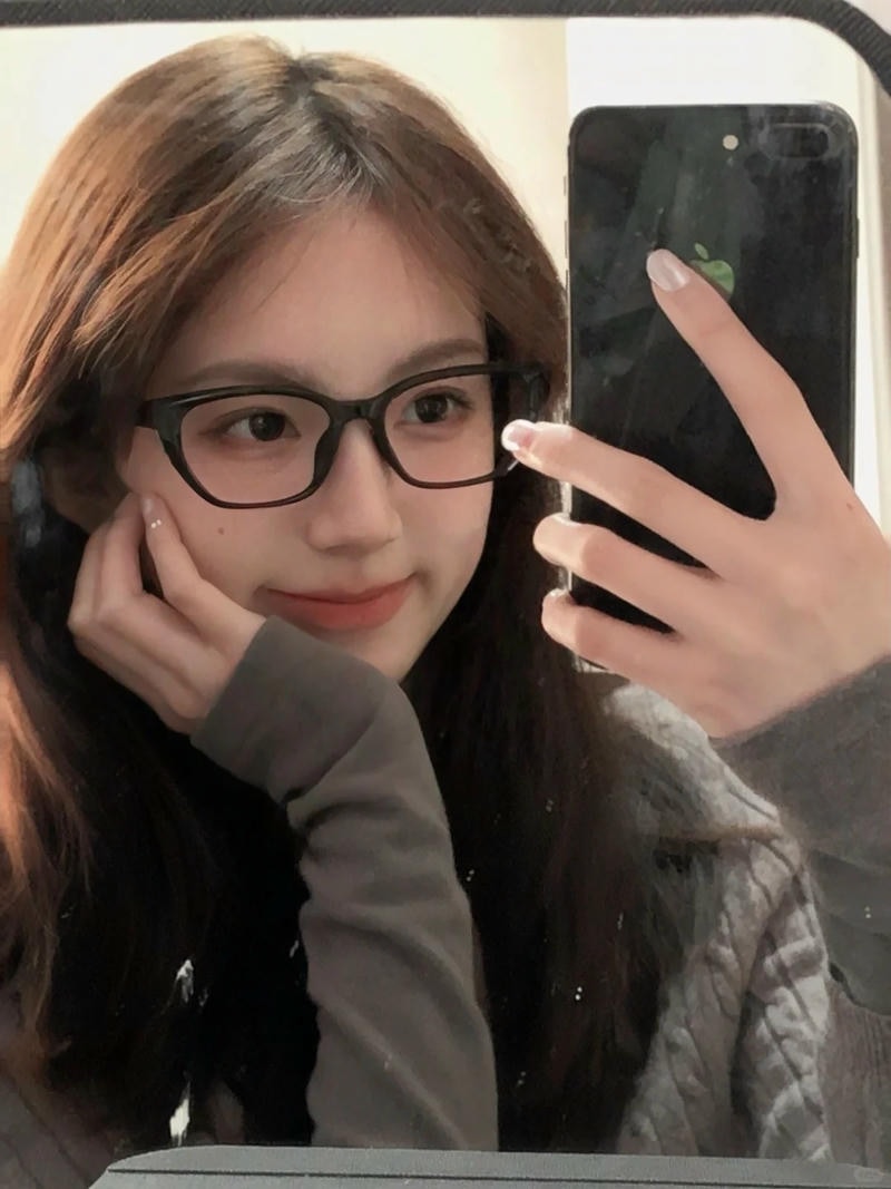 Album ảnh gái xinh đeo kính