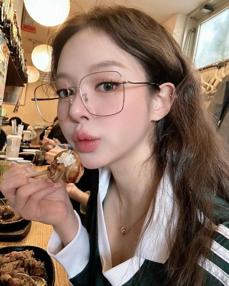 Album hình gái xinh đeo kính