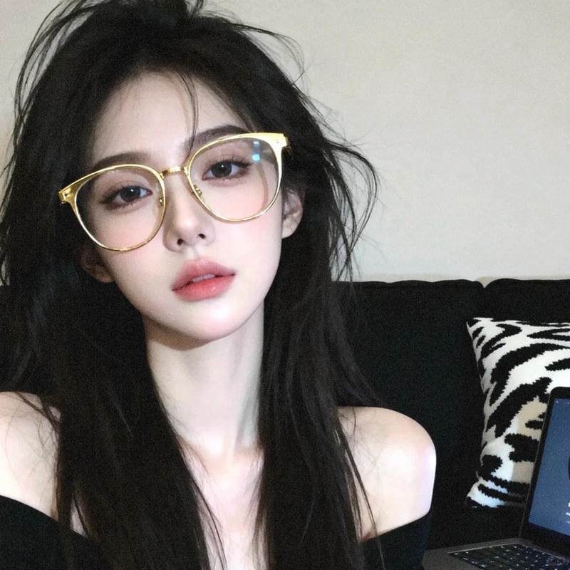 Ảnh avatar gái xinh đeo kính