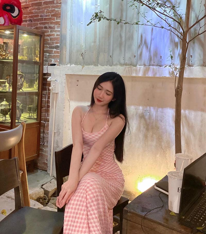 Ảnh gái xinh mặc pinky ánh nhìn ấn tượng