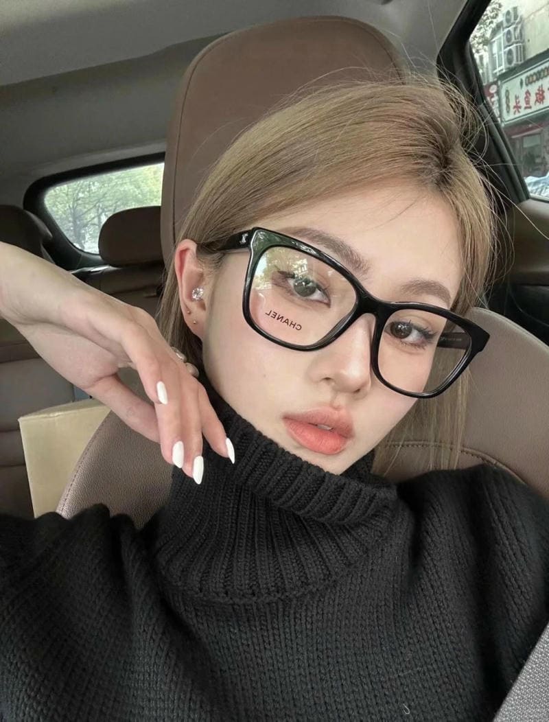 Ảnh mạng gái xinh đeo kính