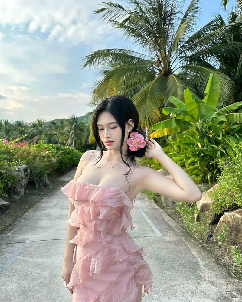 Avatar gái xinh mặc pinky nhẹ nhàng