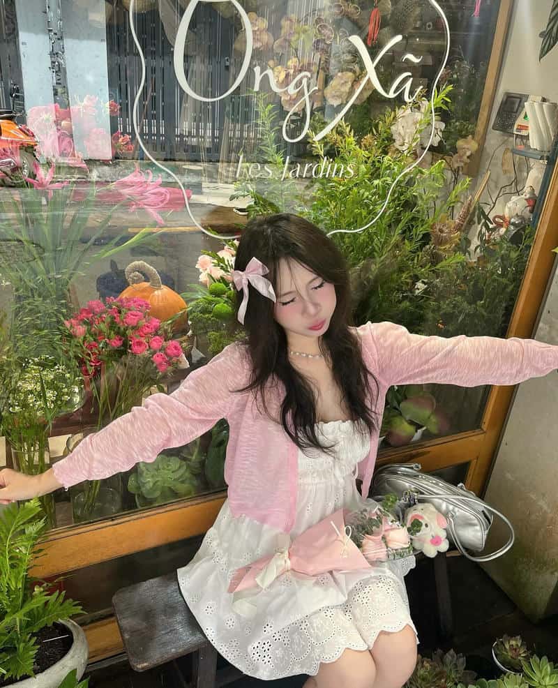 Avatar gái xinh mặc pinky tươi sáng