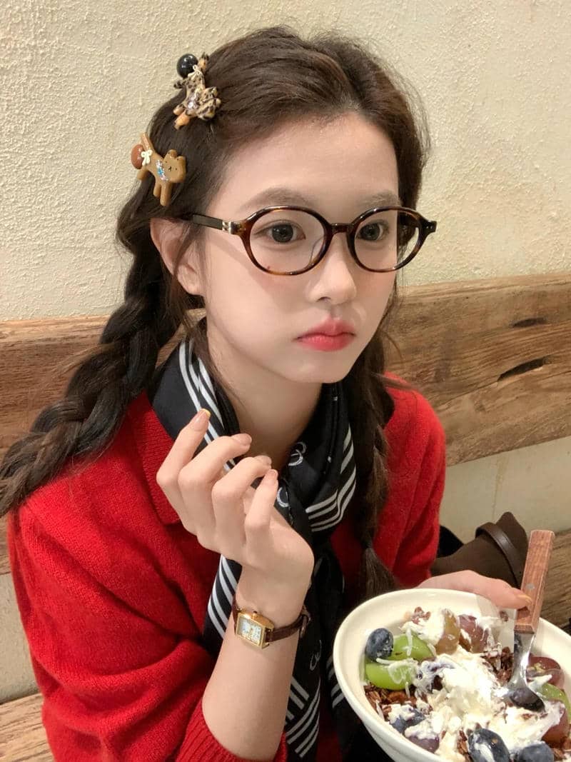 Bộ hình gái xinh đeo kính