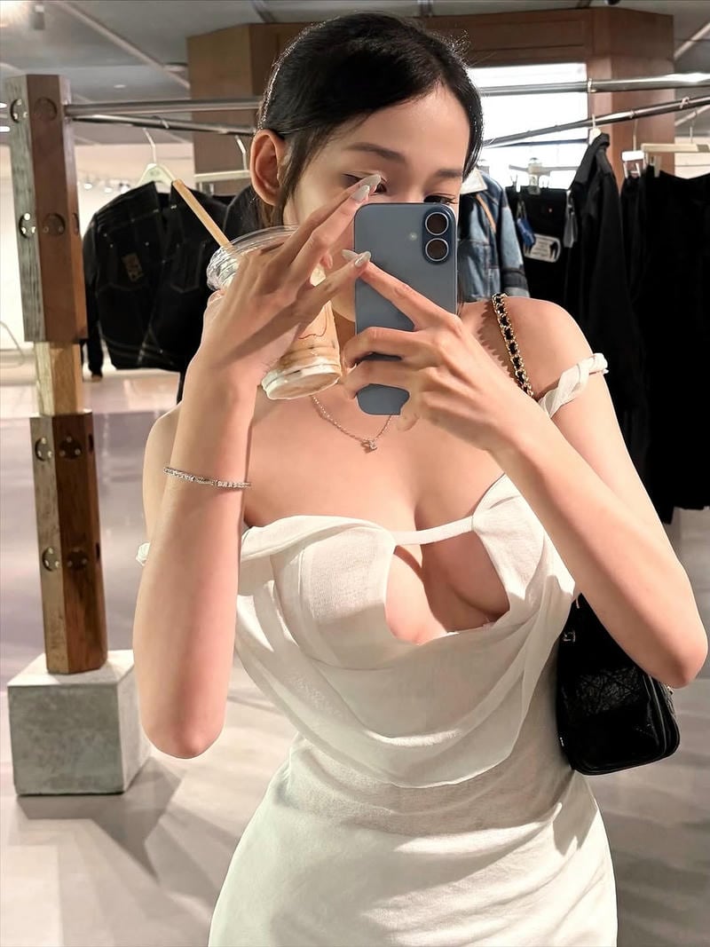 Bộ sưu tập hình gái xinh khoe ngực