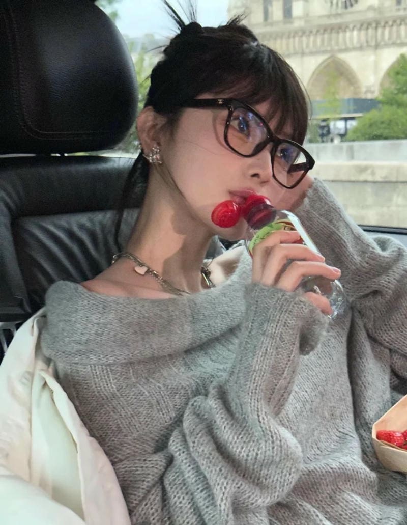 Gái xinh đeo kính biểu cảm