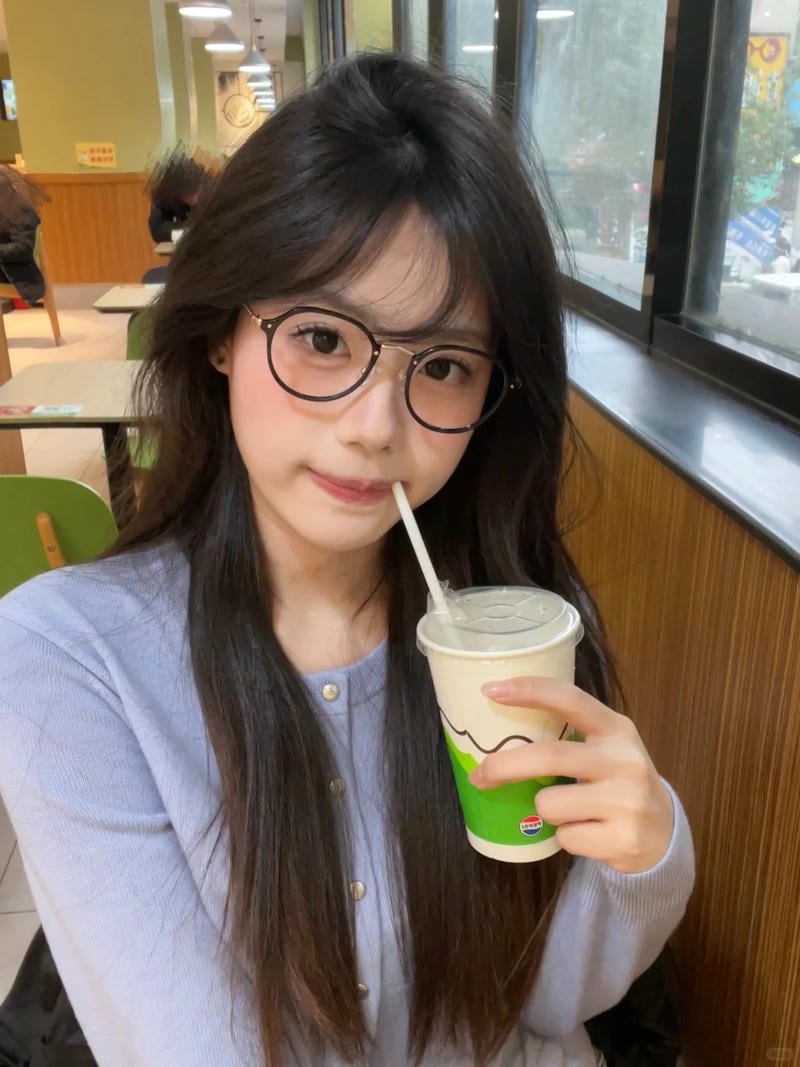 Gái xinh đeo kính cá tính