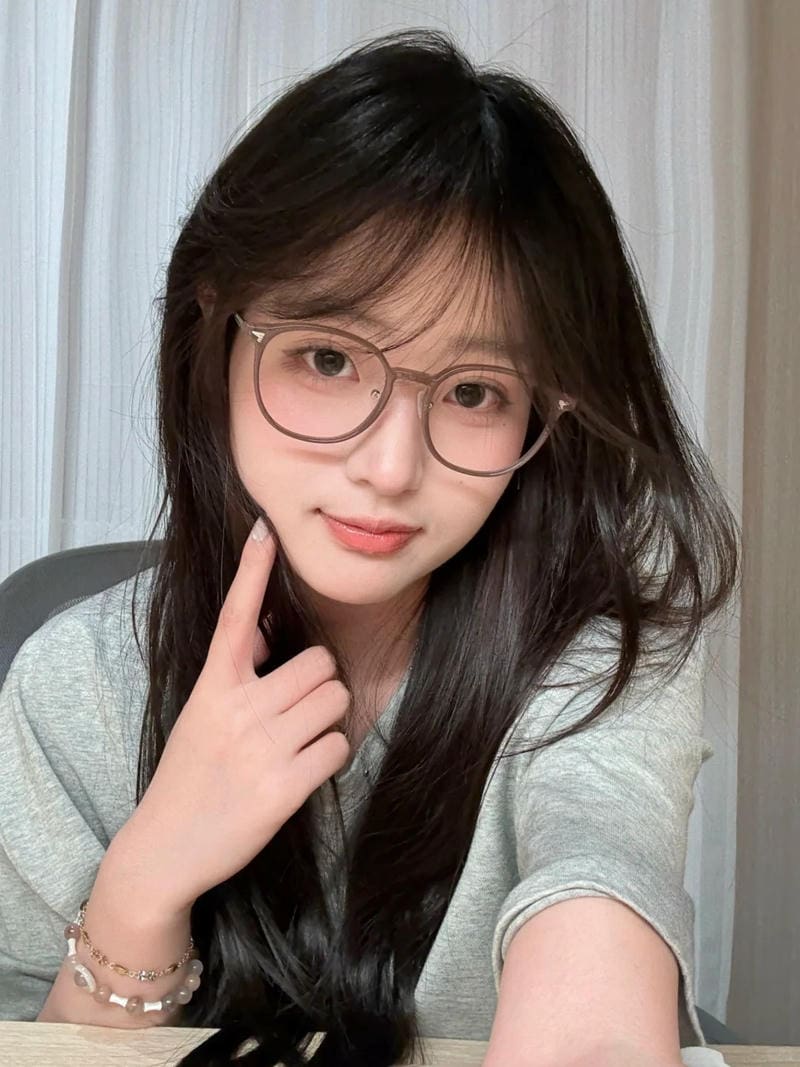 Gái xinh đeo kính đáng yêu