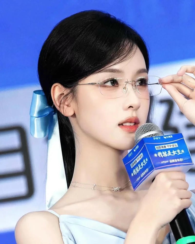 Gái xinh đeo kính duyên dáng