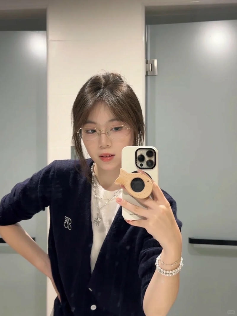 Gái xinh đeo kính giản dị