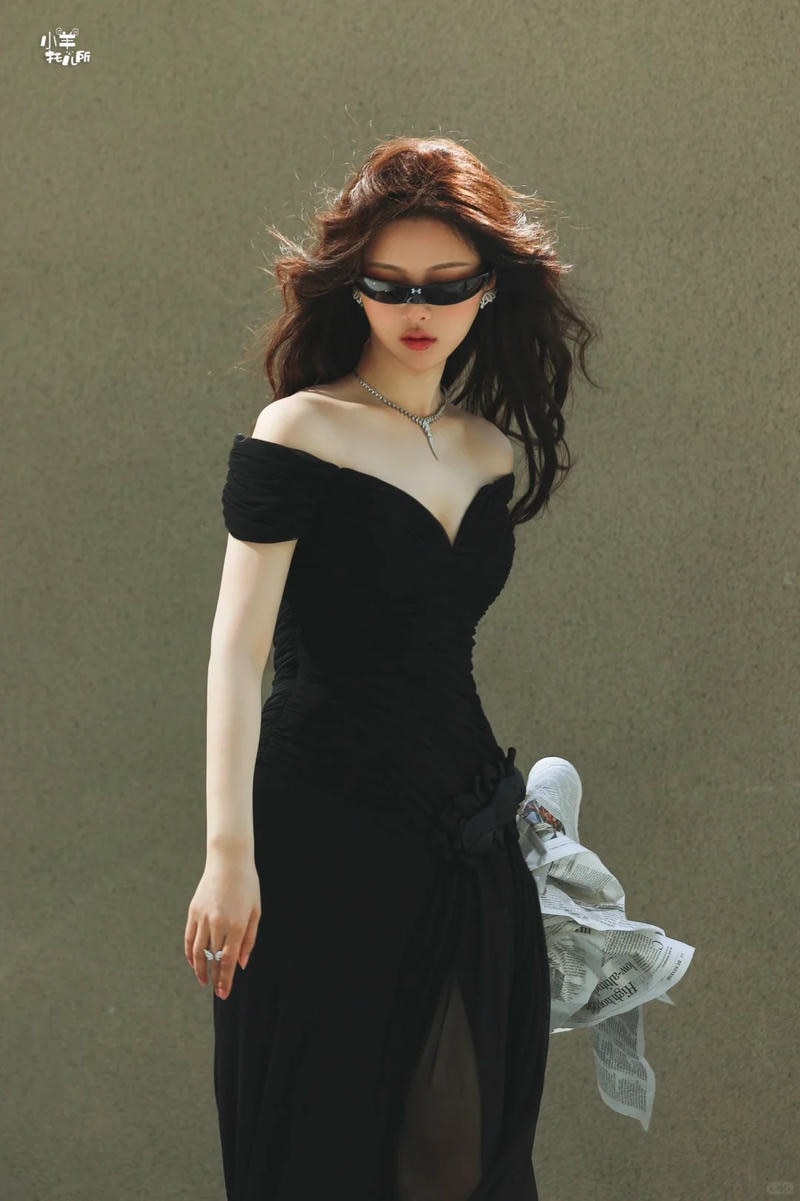 Gái xinh đeo kính hiện đại