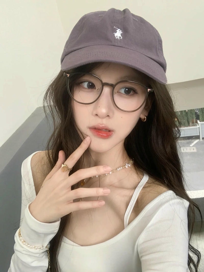 Gái xinh đeo kính ngọt ngào