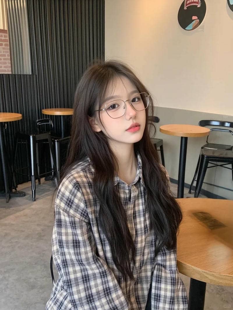 Gái xinh đeo kính nhẹ nhàng