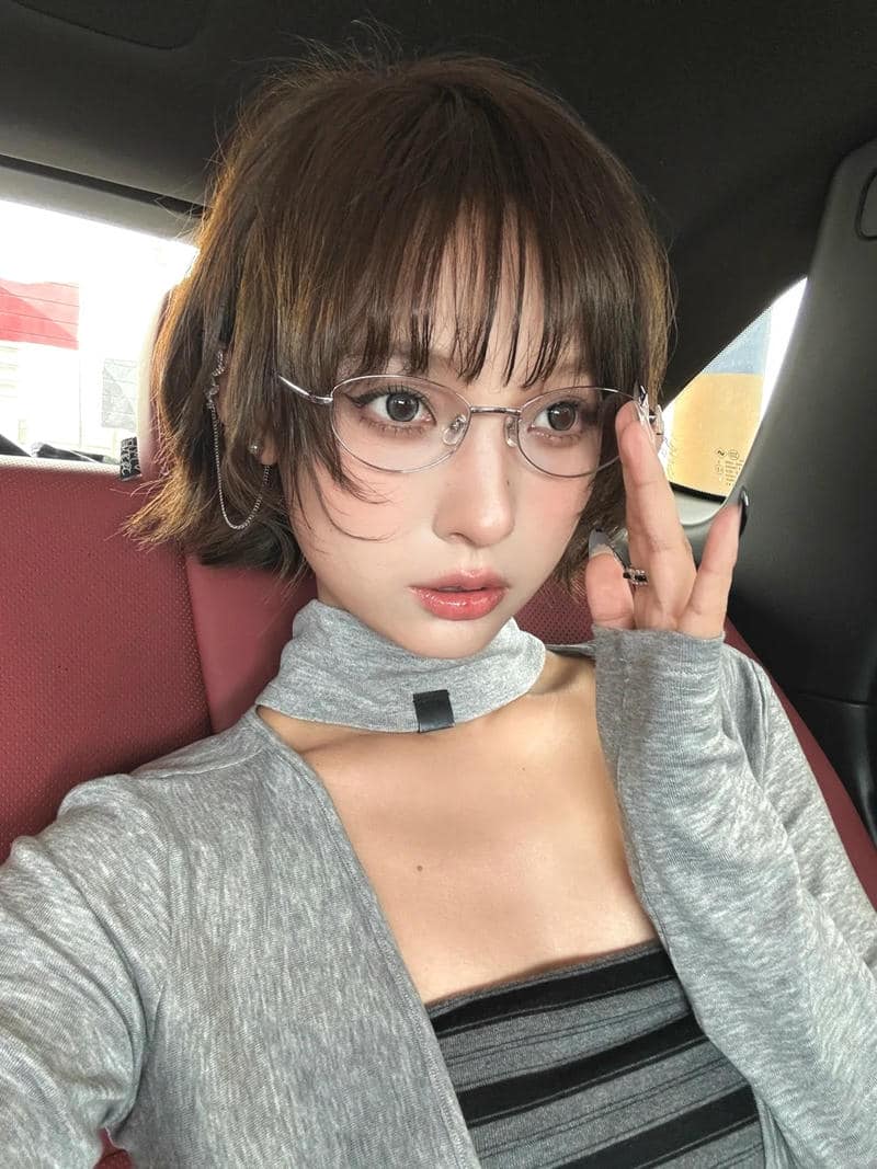 Gái xinh đeo kính phong cách