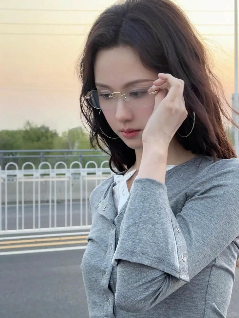 Gái xinh đeo kính thanh lịch