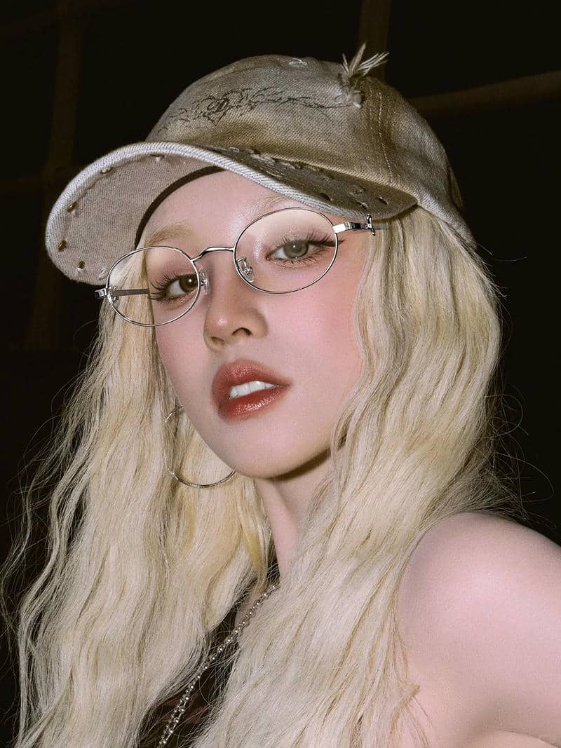 Gái xinh đeo kính thời trang