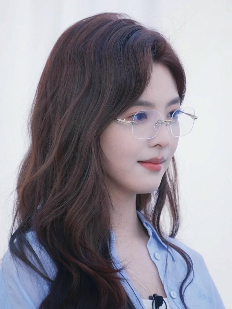 Gái xinh đeo kính thu hút