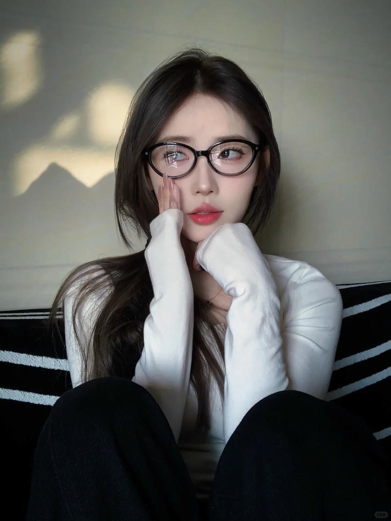 Gái xinh đeo kính trí thức