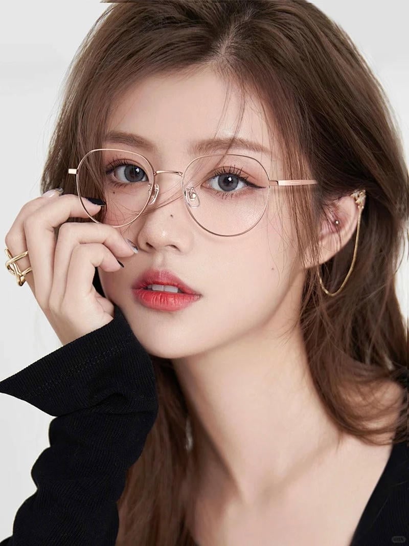 Gái xinh đeo kính tự nhiên