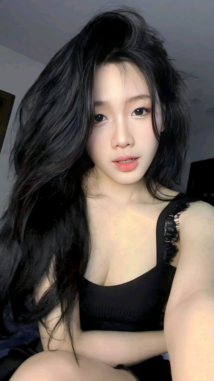 Gái xinh khoe ngực gợi