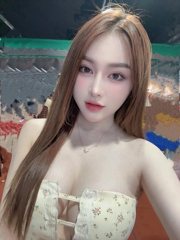 Gái xinh khoe ngực nóng