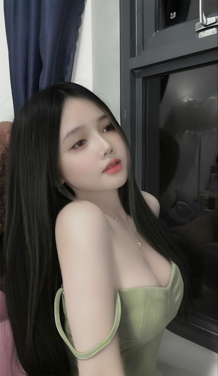 Gái xinh khoe ngực sexy