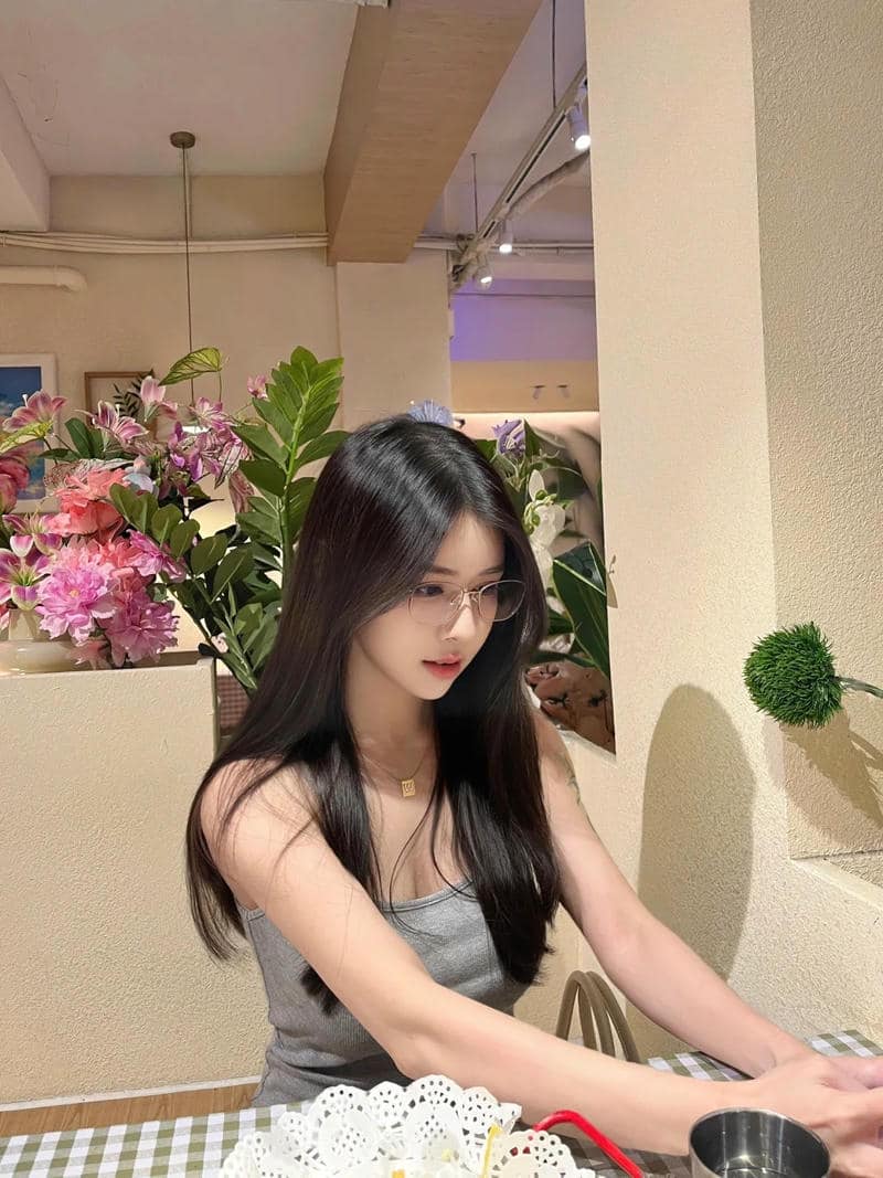 Hình ảnh gái xinh đeo kính