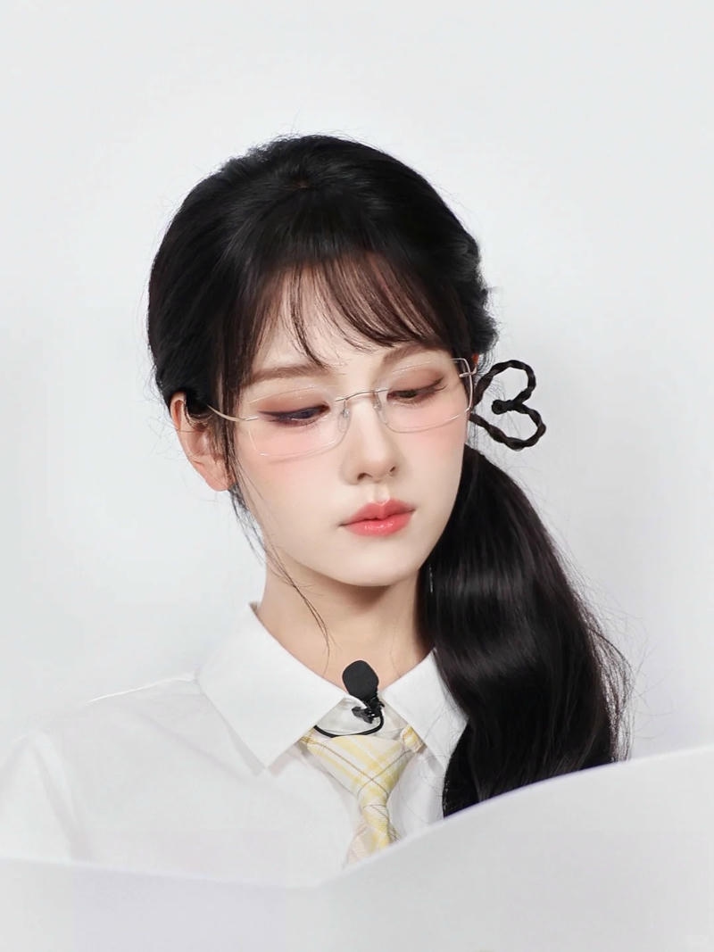 Hình gái xinh đeo kính chuẩn