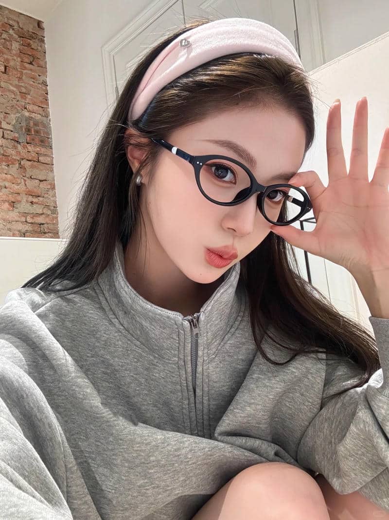 Hình gái xinh đeo kính cute