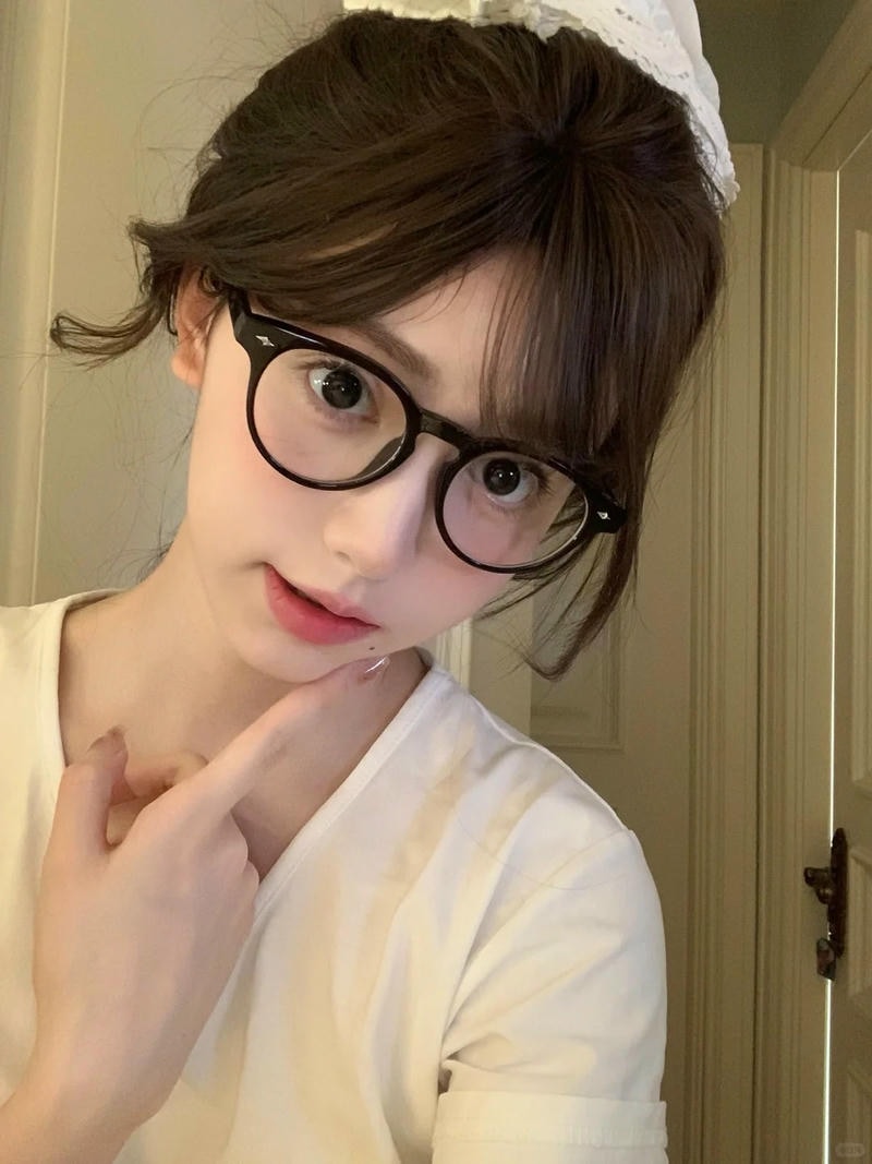 Tải ảnh gái xinh đeo kính