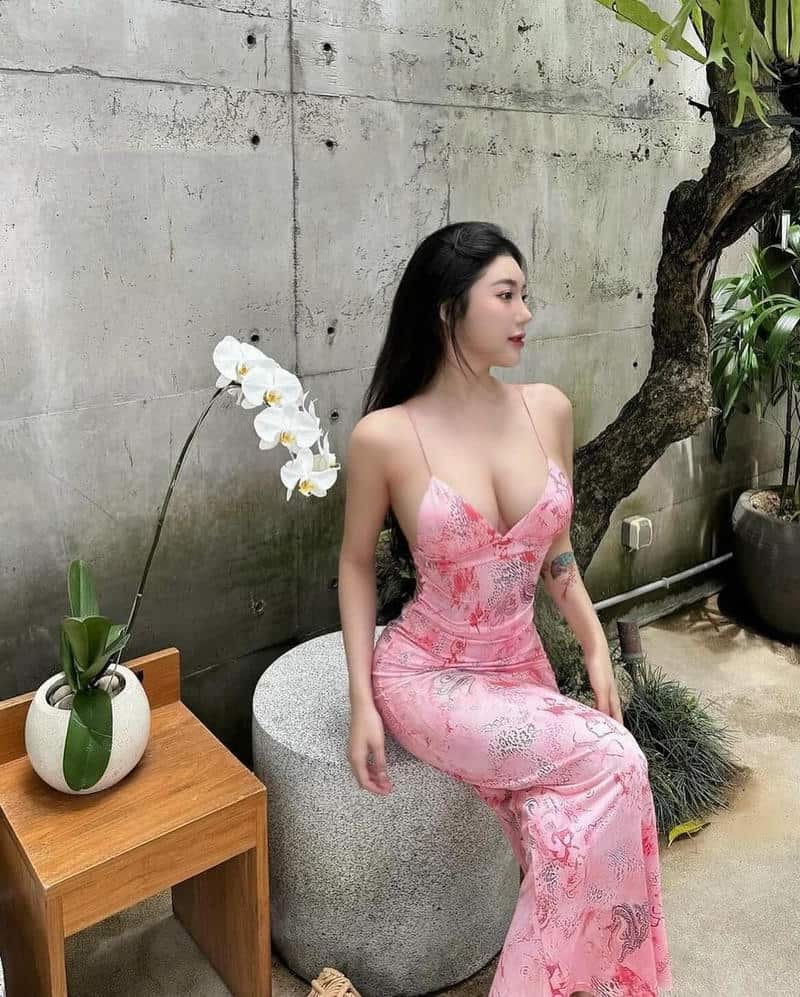 Tải ảnh gái xinh mặc pinky khoảnh khắc