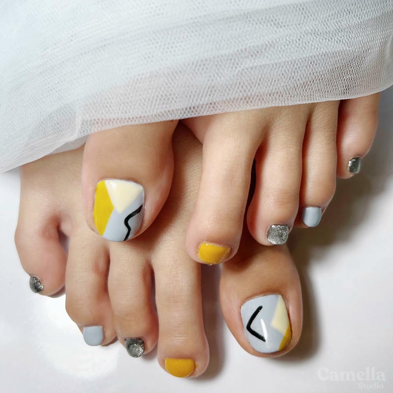 mẫu nail chân màu vàng