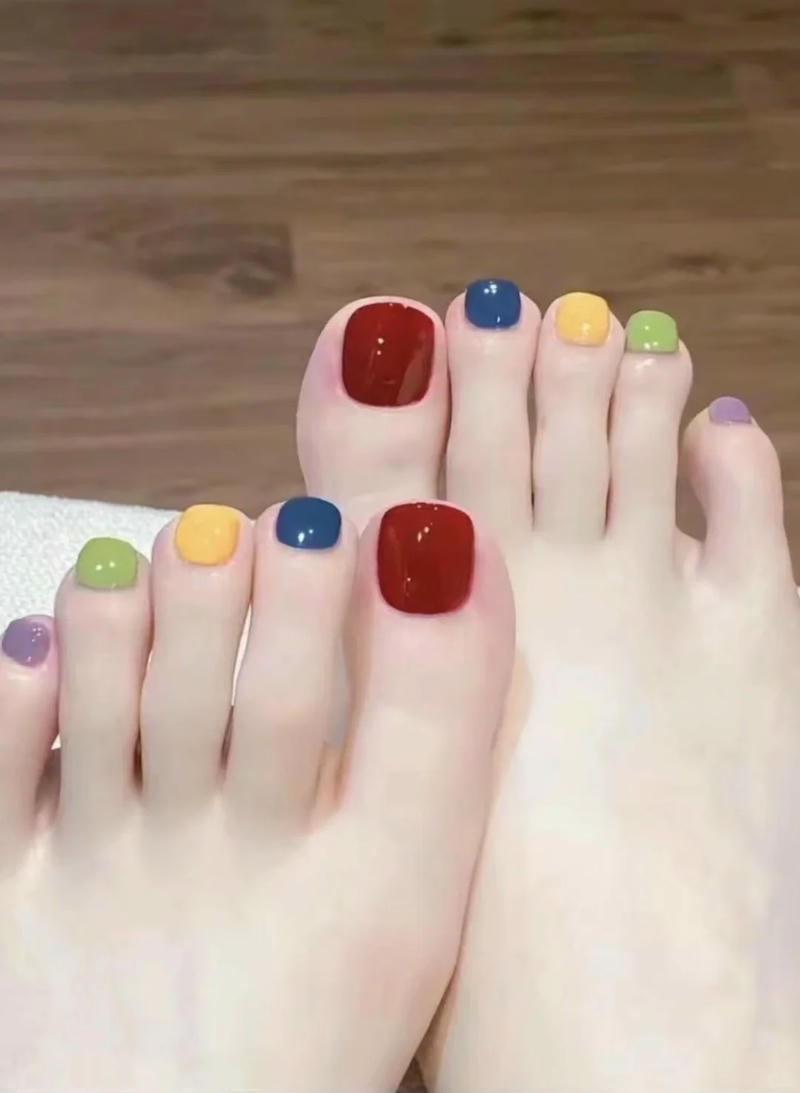 móng chân đủ màu