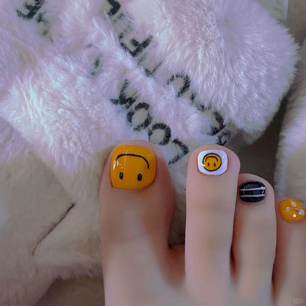 móng chân mặt cười