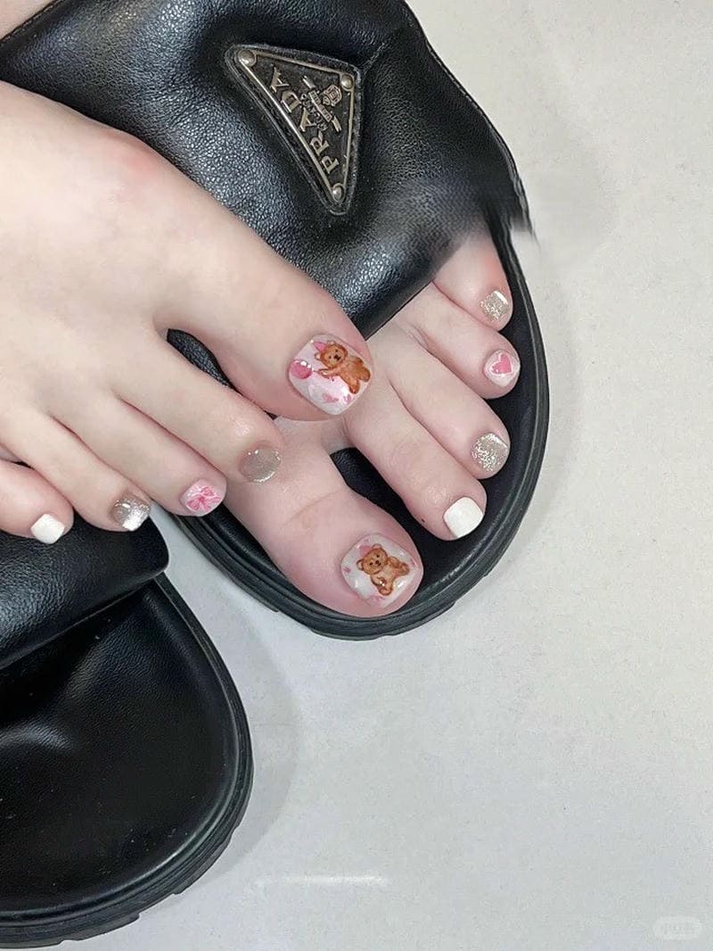 nail chân họa tiết gấu hot trend