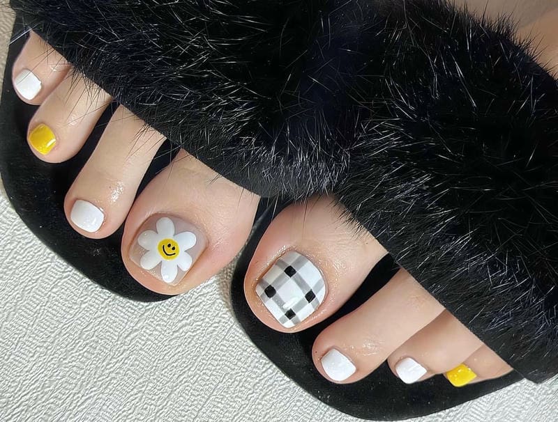nail chân kẻ đơn giản mà đẹp