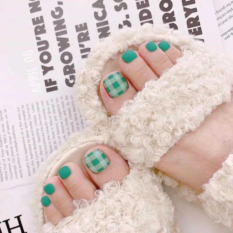 nail chân kẻ lạ mắt