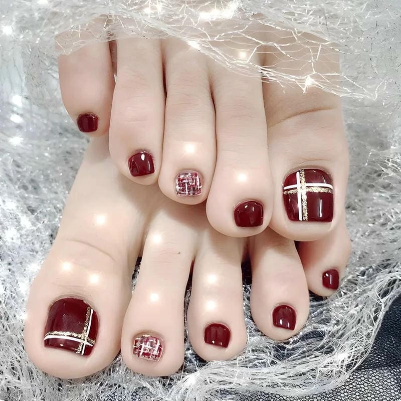 nail chân kẻ tone đen trắng
