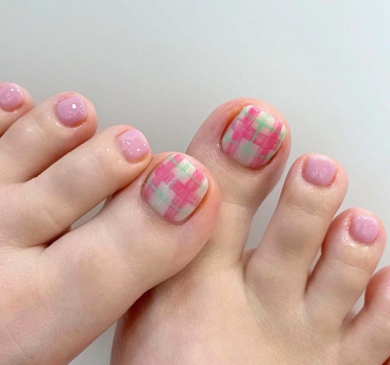 nail chân kẻ tone đỏ trắng