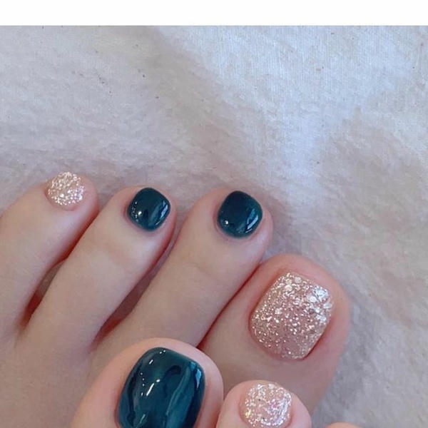 nail chân lấp lánh màu vàng