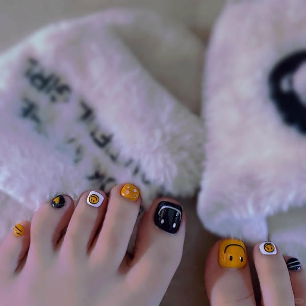 nail chân mặt cười