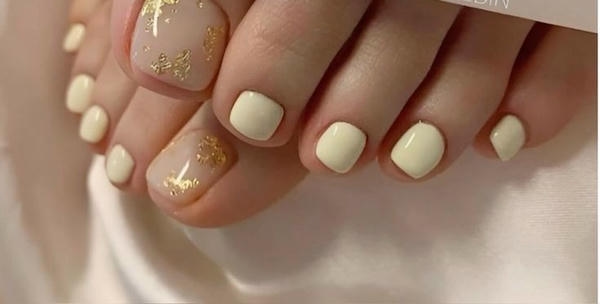 nail chân màu kem cực bắt mắt